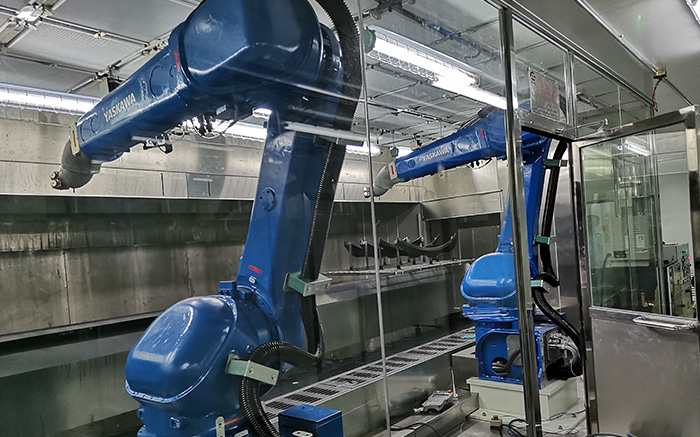 3500機(jī)器人配2KS雙組份及齒輪泵雙組份（雙系統(tǒng)）噴涂汽車(chē)內(nèi)飾件